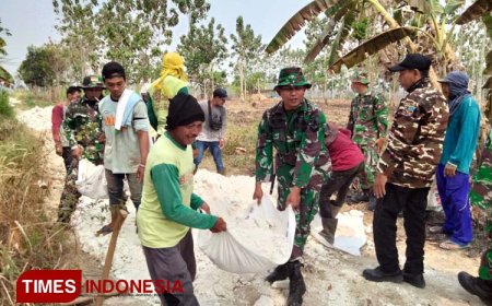Kodim 0812 Lamongan dan Warga Gotong Royong Perbaiki Akses Jalan ke Solokuro