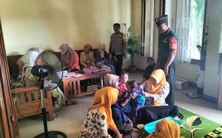 Tekan Stunting di Lamongan, Babinsa 0812/13 Sugio-Bhabinkamtibmas Kolaborasi di Posyandu
