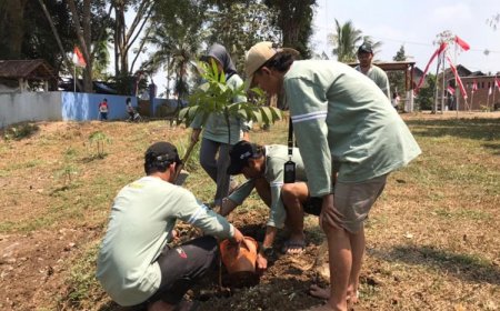 KSM&#45;T Unisma Malang Hijaukan Lingkungan Dusun Gasek Kulon Desa Gading Kembar