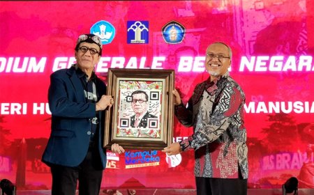 Menkumham Terima Cendera Mata QR Art Bergambar Wajahnya dari UB