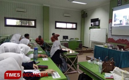 Tim Pengmas Unesa Latih Siswa SMA Cara Menulis Kalimat Kompleks Bahasa Jepang 