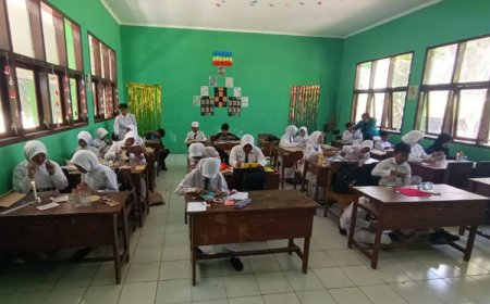 Manfaatkan Limbah Sampah, Mahasiswa KSM&#45;T Unsima Gelar Pelatihan Kerajinan Dari Botol Bekas