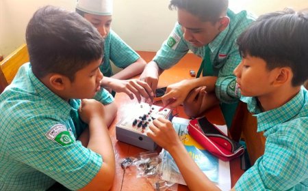 PKM ITTelkom Surabaya Ajarkan Modul Rangkaian Listrik Menyala di SMP Al Islah