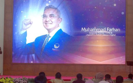 Farhan NasDem Terima Penghargaan Legislator Peduli Literasi Digital di KWP Awards 2023