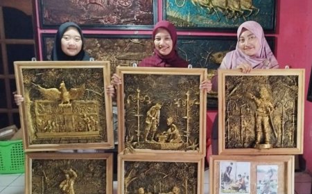 Tim PKMK UNIPMA Sulap Limbah Kertas menjadi Lukisan 3D Sejarah Kota Madiun