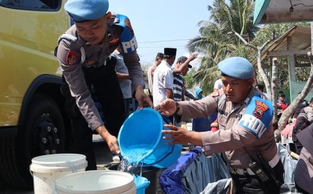 HUT ke&#45;72 Humas Polri, Polres Magelang Gelar Pembagian Air Bersih
