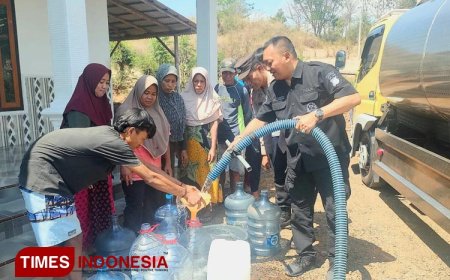 Humas Polresta Banyuwangi Salurkan Air Bersih Kepada Warga Terdampak Kemarau Panjang