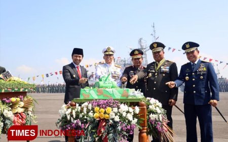 Pangdam V Brawijaya dan Kapolda Jatim Saling Tukar Kue Ultah di HUT ke&#45;78 TNI