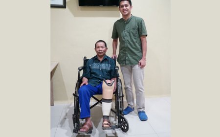 Dokter Orthopedi RSU Wajak Husada Malang Serahkan Kaki Palsu, Harapan Baru Pasien Prostetik