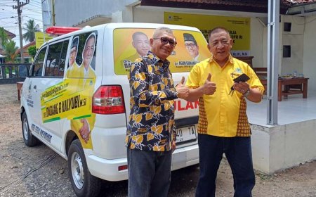 Agun Gunandjar Gunarsa Donasikan Ambulans untuk Masyarakat Kesehatan Banjar