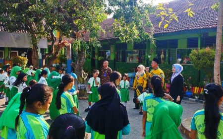 Giatkan Pembiasaan Positif dan Literasi, Dosen UNIPMA Storytelling di SDN 03 Kanigoro Madiun