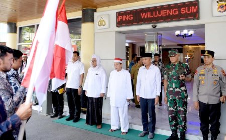 Bey Machmudin &#45; Habib Luthfi Kawal Kirab Merah Putih di GBLA