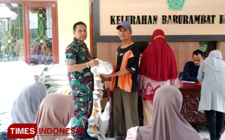 Babinsa Koramil Pamekasan - Bulog Distribusikan Beras untuk Warga Kurang Mampu