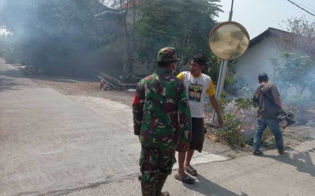 Cegah Penyebaran Demam Berdarah, Babinsa Carangrejo Kesamben Foging Lingkungan
