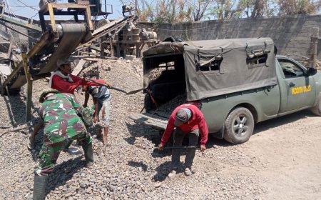 Babinsa Koramil Mlandingan Berjibaku Membangun Jembatan