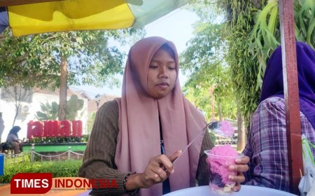 Cuaca Ekstrem, Penjual Es di Pacitan Raup Cuan Jutaan Rupiah