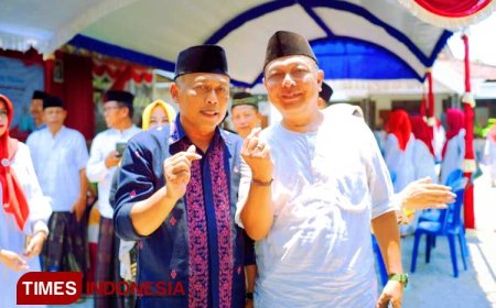 Hari Santri Nasional, Bupati Ponorogo Ngantor dan Temui Masyarakat Pakai Sarung
