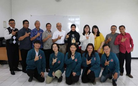 LSP&#45;P1 Ubaya Serahkan Sertifikat BNSP Perdana Mahasiswa