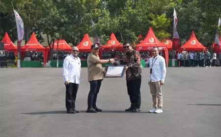 Komitmen Bantu UMKM Naik Kelas, Bank Jatim Serahkan CSR Tenda Kerucut ke Pemkab Jember