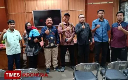 Kadis PUBMSDA Serahkan Giveaway Pemenang Pendapat dan Usulan Sido Resik 2023