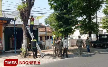 Satpol PP Copot Banner Capres dan Bendera Parpol Dipaku ke Pohon