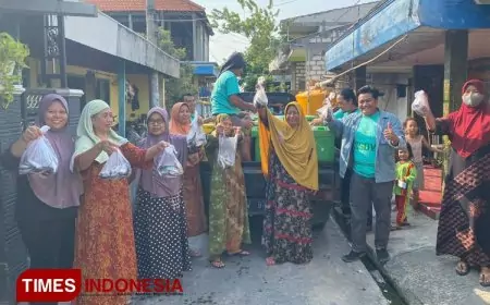 Upaya Tingkatkan Gizi Warga, Anggota DPRD Gresik Bagi Ikan Gratis