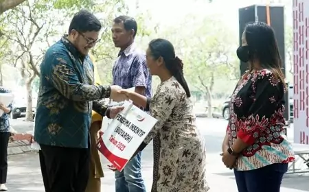 Bupati Kediri Kembali Serahkan Bisyaroh Bagi 8000 Guru Agama Non Formal