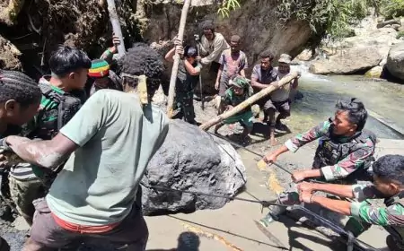 Satgas Yonif 443/JS Divif 3 Kostrad Buatkan Jembatan Penghubung Distrik Dal-Distrik Mbua Papua