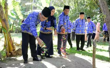 Sekda Kota Gorontalo Bersama OPD Ziarah Makam Mantan Pejabat