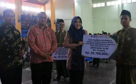 Bupati Mojokerto Salurkan Bantuan Rp 7,8 Miliar kepada Lembaga Diniyah dan Guru Swasta