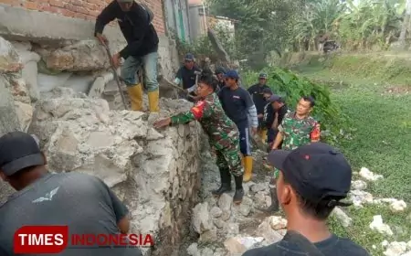 Nyawiji Bareng Warga dan TNI-Polri, Cara PUPR Pacitan Gotong Royong Atasi Talud yang Terancam Roboh
