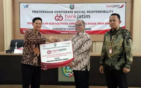 Bank Jatim Serahkan CSR Revitalisasi Alun&#45;Alun Jombang