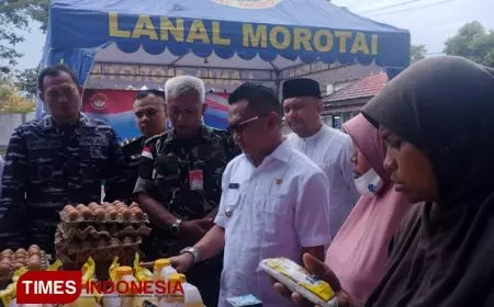 Kendalikan Inflasi, Pemkab Morotai Bersama Lanal Morotai Gelar Operasi Pasar