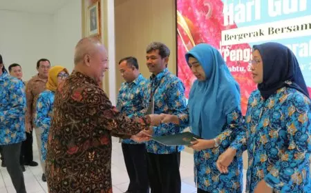 Peringati Hari Guru, Rektor UNJ Beri  Penghargaan Lencana Kesetiaan Pada Guru Berdedikasi di Lingkungan Labschool UNJ