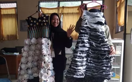 Nur Atika Pamerkan Gaun Daur Ualng hasil Kampus Mengajar 6 UWG Malang