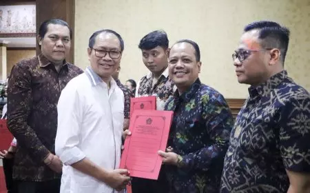 Serahkan Sertifikat Kompetensi Pekerja Sektor Pariwisata, Wabup Suiasa Beri Pesan Ini