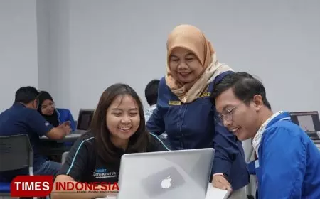 Kanwil DJP Jatim III Bantu Puluhan Dosen ITB Asia Padankan NIK dan NPWP