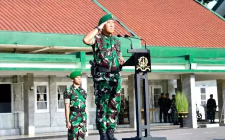 Penyerahan Penghargaan Menandai Peringatan Ke-75 Tahun Bela Negara di Akmil