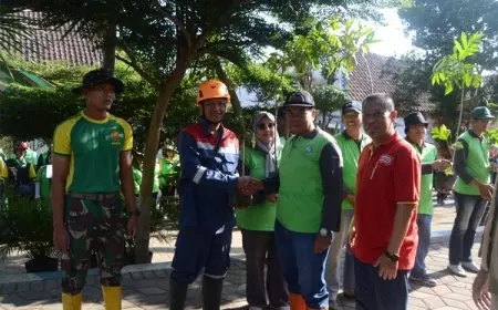 Alfamart dan Kaderling Kota Malang Tanam Ratusan Pohon dan Bersih&#45;Bersih Kali Rolak