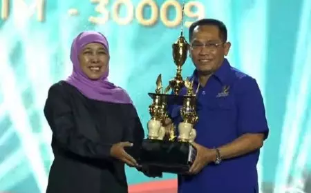 Gubernur Khofifah Serahkan Trophy Juara Gerak Jalan ke KORMI Jatim