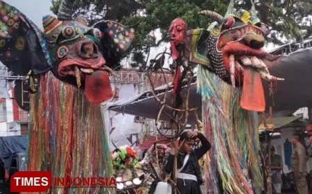 Golek Karnaval dalam Festival Syukur Waktu ke-8 Memukau Ribuan Warga Kota Tasikmalaya