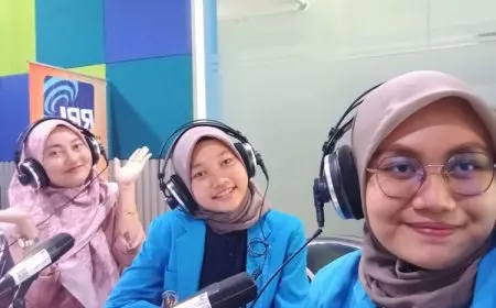 Hobi Broadcasting dan Public Speaking, Dosen UNIPMA Jadi Narasumber Tetap di RRI Pro 1 Madiun