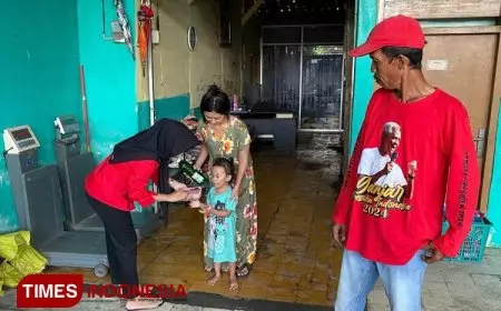 Caleg PDI Perjuangan Lamongan Bagikan 3 Telur Rebus Sembari Sosialisasi KTP Sakti