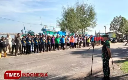 Kodim 0812/Lamongan dan Masyarakat Bersatu Bersihkan Saluran Air dalam Program Kamis Bersinergi