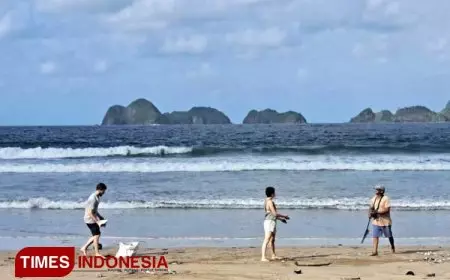 Rijig&#45;Rijig Pantai Pulau Merah, Bersihkan Sampah Kiriman