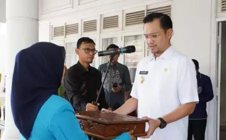 Wakil Wali Kota Gorontalo Menerima Duplikat Bendera Pusaka