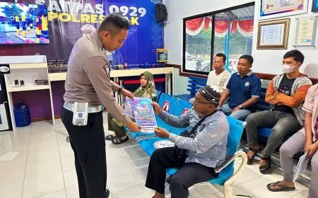 Khawatir Masyarakat Terhasut Berita Hoax, Personel Polres Siak Bagikan Brosur Anti Hoax