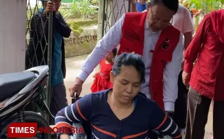 Peduli Disabilitas, Ketua DPC PDIP Majalengka Karna Sobahi Berikan Bantuan Kursi Roda