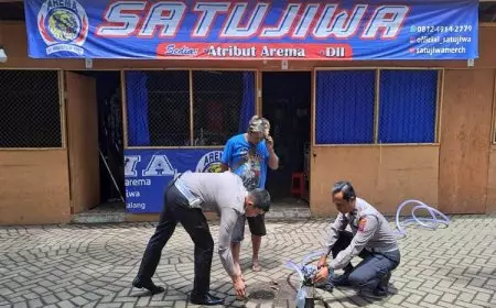 Disambati Genangan Air, Polres Malang Beri Bantuan Pompa Pedagang Stadion Kanjuruhan