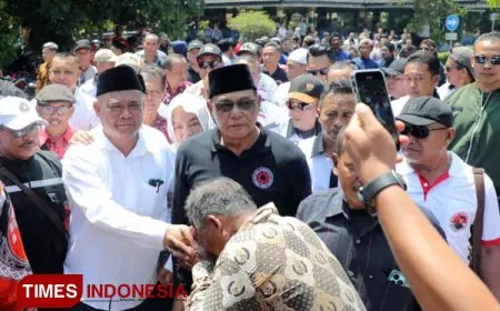 Resmi Pensiun sebagai ASN, Ribuan Warga Antarkan Harda Kiswaya ke Rumahnya